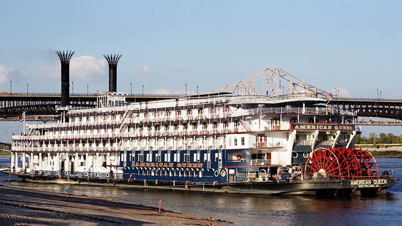 The American Queen riverboat in front of the Eads Bridge