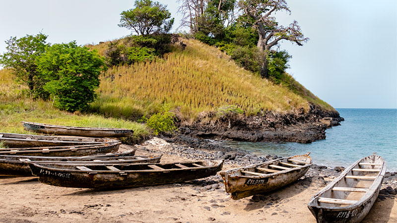 Canoas de pesca en la playa de arena en Lagoa Azul