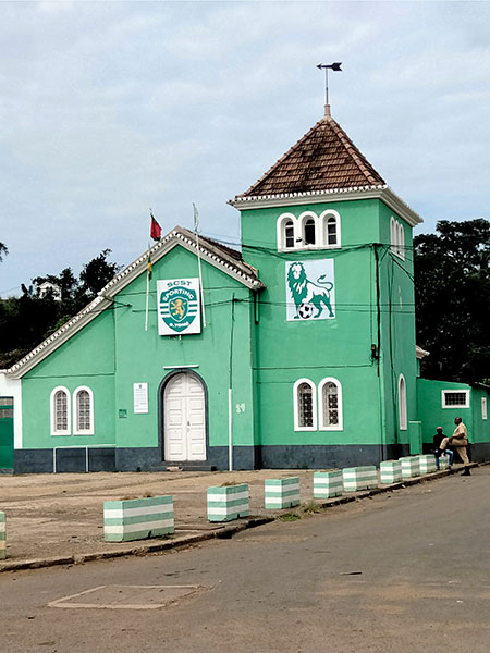 Edificio del Club Deportivo de São Tomé.