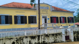 Yellow Biblioteca and Canoa Verde building.