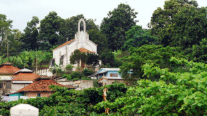 Santo Tomé, Roca Agostinho Neto, iglesia en medio de la vegetación verde